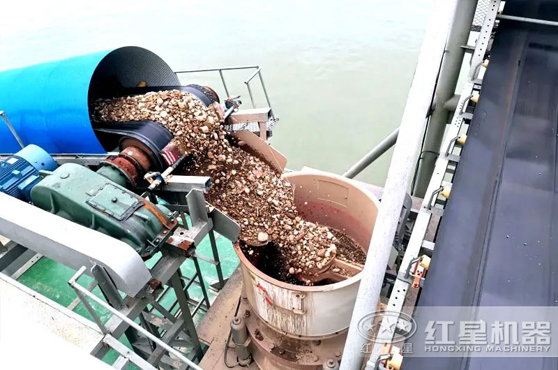 船載機(jī)制砂工廠作業(yè)實(shí)拍